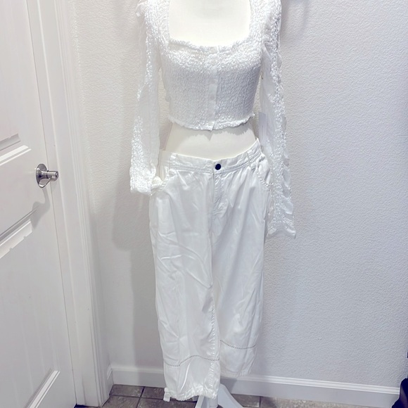 Cotton crop pants w/embroidered details! Belt loop elastic waist, zip closure. M - Picture 1 of 9